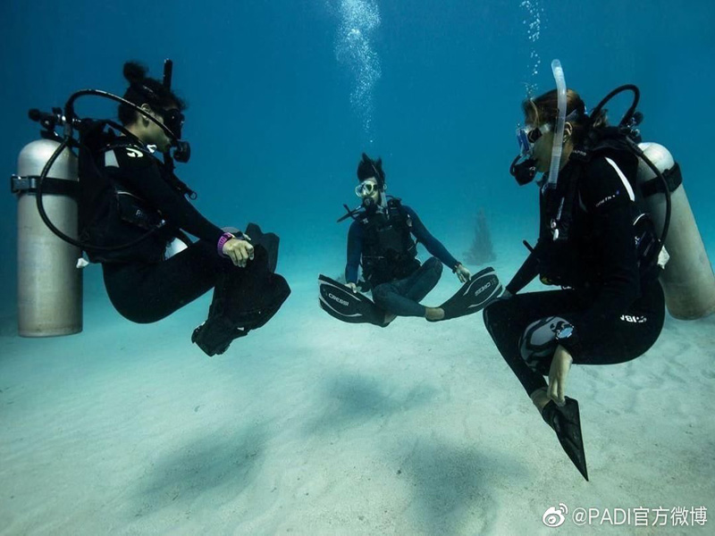 如何控制中性浮力？