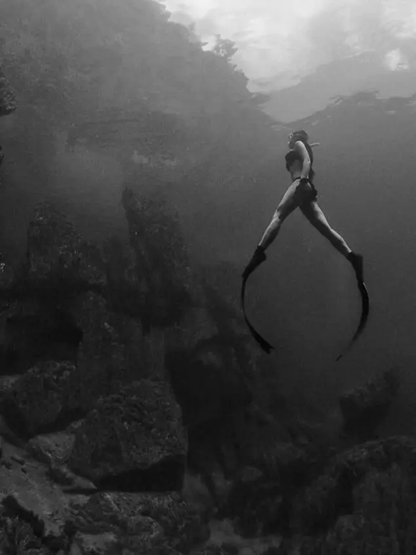 潛水拍照新姿勢，放下你的剪刀手，我們來這樣拍