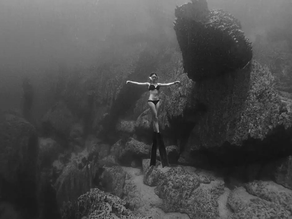 潛水拍照新姿勢，放下你的剪刀手，我們來這樣拍