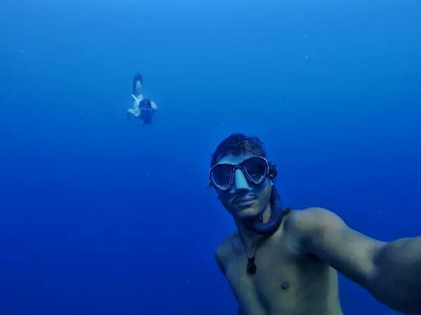 潛水拍照新姿勢，放下你的剪刀手，我們來這樣拍