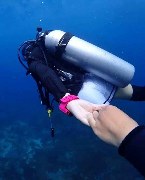 潛水拍照新姿勢，放下你的剪刀手，我們來這樣拍