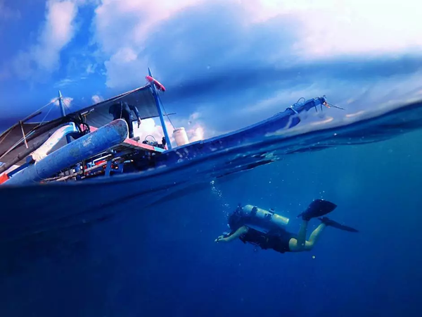 潛水拍照新姿勢，放下你的剪刀手，我們來這樣拍